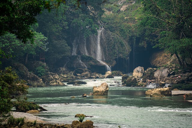 Kanchanaburi erleben: Brücke am Kwai, Erawan-Nationalpark und die besten Sehenswürdigkeiten